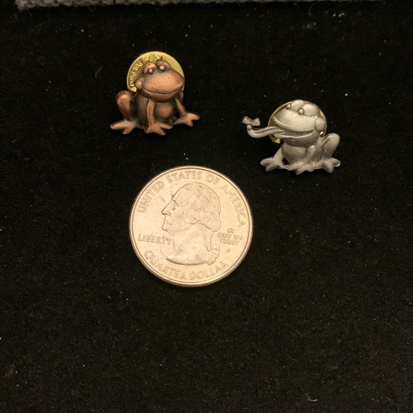 ♥️ Sale 3for$15! Two Frog Pins signed “JJ” Silvertone Coppertone - Picture 3 of 3